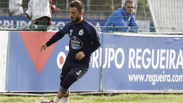 Emre Colak entrena bajo la mirada de Gaizka Garitano.