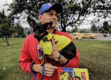 Miles de hinchas se tomaron las calles de la capital del país para demostrar su apoyo a la Selección Colombia.