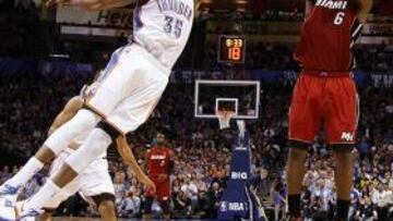 <b>CARA A CARA. </b>Kevin Durant trata de defender un tiro exterior de LeBron James.