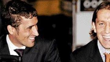 Raúl y Michel Salgado bromeaban ayer a la llegada de la Selección a Noruega, quizá comentando el brusco cambio de temperatura (de los 16º de Valencia al -1º de Oslo).