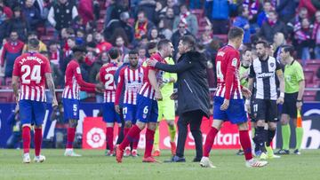 Simeone felicitó a sus jugadores nada más acabar el encuentro ante el Levante.