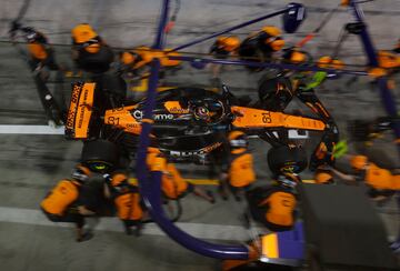 Bahrin se despidi de la Frmula 1, al menos hasta  su gran premio (11-13 de abril), con el tercer y ltimo da de los test de pretemporada, que culminaron con Sainz en lo ms alto de los tiemos globales con su registro del jueves  con el Williams. En la imagen, Piastri realiza una parada  en boxes  con el McLaren. Australia iniciar el Mundial en dos semanas. 