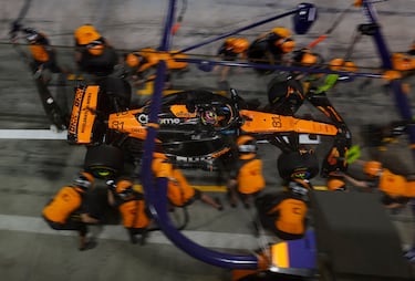 Bahréin se despidió de la Fórmula 1, al menos hasta  su gran premio (11-13 de abril), con el tercer y último día de los test de pretemporada, que culminaron con Sainz en lo más alto de los tiemos globales con su registro del jueves  con el Williams. En la imagen, Piastri realiza una parada  en boxes  con el McLaren. Australia iniciará el Mundial en dos semanas. 