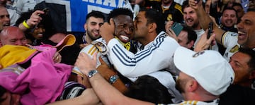 Vinicius recibe un beso de un aficionado durante la celebración en Wembley por la Quince del Real Madrid.