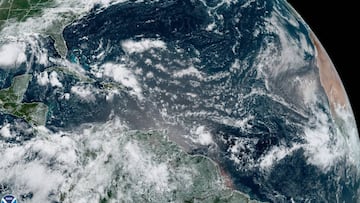 USA3069. MIAMI (FL, EEUU), 24/07/2020.- Fotograf&iacute;a cedida por la Administraci&oacute;n Nacional Oce&aacute;nica y Atmosf&eacute;rica (NOAA) de Estados Unidos por v&iacute;a del Centro Nacional de Huracanes (NHC) donde se muestra la localizaci&oacute;n de las tormentas tropicales Hanna y Gonzalo este viernes a las 11:00 hora local (15:00 GMT). La tormenta tropical Hanna avanza por el Golfo de M&eacute;xico hacia la costa de Texas (EE.UU.), donde se prev&eacute; tocar&aacute; tierra el s&aacute;bado, mientras que en el Atl&aacute;ntico Gonzalo podr&iacute;a convertirse en hurac&aacute;n en su camino hacia las islas Barlovento, inform&oacute; este viernes el Centro Nacional de Huracanes (NHC ). EFE/NHC/ SOLO USO EDITORIAL /NO VENTAS