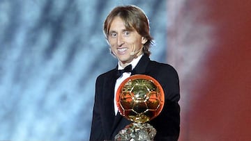 Luka Modric posa con el Balón de Oro
