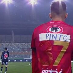 La particular camiseta de un jugador de Ñublense ante la U