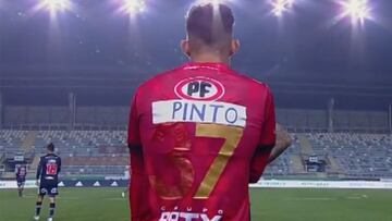 La particular camiseta de un jugador de Ñublense ante la U