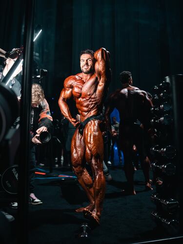 Nacido en Yecla, Murcia, probablemente sea el culturista más popular de España. En 2024 debutó en Mr. Olympia y y finalizó en sexto lugar. En 2025 ha alcanzado un histórico cuarto puesto en la categoría Classic Physique.