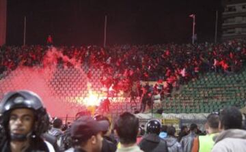 El 1 de febrero de 2012, en Puerto Said (Egipto), se disputaba la final de la Liga que enfrentaba a Al-Masri y al Al-Ahly. Con el partido ya finalizado, los hinchas del equipo local ingresaron en el terreno de juego para perseguir a aficionados y a jugadores del Al-Ahly para agredirlos tanto con piedras como con cuchillos. Más allá de las connotaciones políticas que envolvían a ambos equipos, éstos altercados terminaron con la cifra de 74 muertos y cerca de mil heridos.