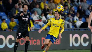 LAS PALMAS DE GRAN CANARIA, 08/02/2025.- El centrocampista de la UD Las Palmas Javi Muñoz (d) se escapa de Dani Parejo, del Villarreal, durante el partido de LaLiga de fútbol que la UD Las Palmas y el Villarreal CF disputan este sábado en el estadio Gran Canaria. EFE/Elvira Urquijo