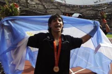 Sergio Agüero celebra la medalla de oro conseguida con Argentina en los Juegos Olímpicos de Pekín 2008.