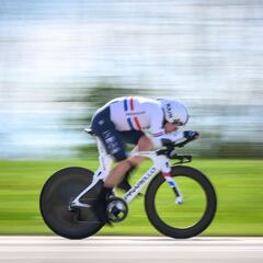 Hayter vuela en el prólogo de Romandía con Ayuso décimo