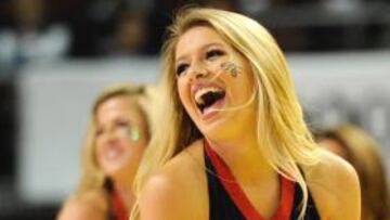 <b>¡Viva el colegio!. </b>Esto es un risa sincera y lo demás son imposturas. El gesto ayuda. Prueben a componerlo y provocarán la risa propia o la carcajada ajena. Salvo, naturalmente, que tengan alma de cheerleader y les ajuste la minifalda del Saint Mary's College of California, respetabilísima institución, y prometedoras fiestas toga.