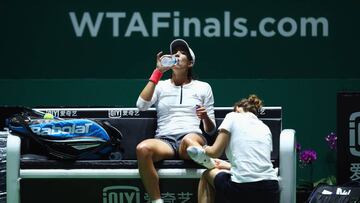 SINGAPORE - OCTOBER 22: Garbine Muguruza of Spain receives treatment during practice prior to the BNP Paribas WTA Finals Singapore at Singapore Sports Hub on October 22, 2016 in Singapore. (Photo by Clive Brunskill/Getty Images)