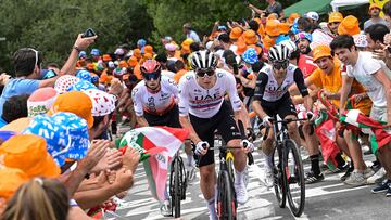 El ciclista esloveno Tadej Pogacar lidera el grupo de los favoritos durante la subida a Pike Bidea en la primera etapa del Tour de Francia 2023.