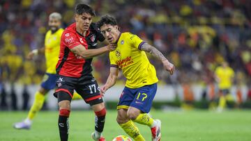 Jose Lozano (L) of Atlas fights for the ball with Alejandro Zendejas (R) of America during the 12th round match between Atlas and America as part of the Liga BBVA MX, Torneo Clausura 2025 at Jalisco Stadium, on March 15, 2025 in Guadalajara, Jalisco, Mexico.
