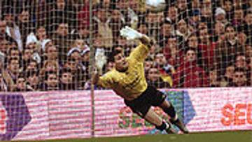 <B>PARAPENALTIS CASILLAS</B>. Iker ha visto como le castigaban con seis penaltis. Valdano ya denunció en As el pasado verano esta tendencia de los árbitros a perjudicar al Real Madrid..