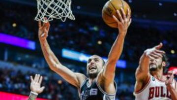 El argentino Manu Ginobili (c) de los San Antonio Spurs lanza un balón ante Joakim Noah (d) y Carlos Boozer (i) de los Chicago Bulls.