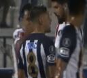Dos jugadores de Alianza Lima se encaran en pleno partido por una jugada