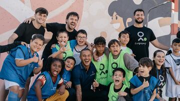 El exfutbolista y embajador de la Academia Laureus Thiago Alcántara, durante su visita a las instalaciones de Fútbol Más en Madrid.