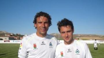 <b>HERMANOS. </b>Carlos y Roberto en el partido ante el Cuéllar.