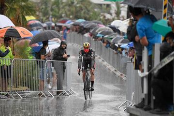 Remco Evenepoel sube una cuesta durante la etapa.
