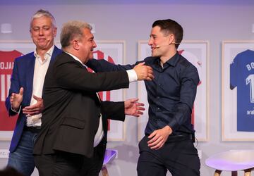 Abrazo entre el presidente del Fútbol Club Barceloan, Joan Laporta, y Bojan Krkic.