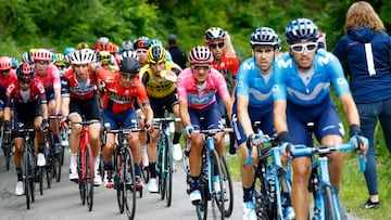 Imagen del pelotón durante la decimosexta etapa del Giro de Italia 2019 entre Lovere y Ponte di Legno.
