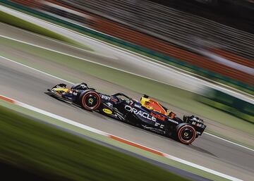 Max Verstappen de Red Bull durante la carrera de Fórmula 1 del Gran Premio de Bahréin en el circuito de Sakhir.
