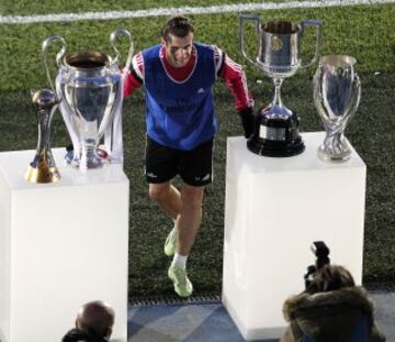 Gareth Bale con los trofeos.