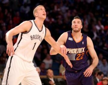 Dos hermanos frente a frente, Mason Plumlee de los Nets y Miles Plumlee de los Suns.