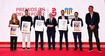 En el centro de la imagen, Carlos Núñez; Presidente Ejecutivo de PRISA Media, posa con los galardonados al Premio As Deporte en Positivo 2024 con Valencia en el corazón. De izquierda a derecha, Yolanda Figueroa; presidenta del FC Paiporta, Rubén Iranzo; jugador del Valencia, Pablo Sánchez; presidente del Levante, Enric Carbonell; director general del Valencia Basket, Julián Lafuente; director de comunicación de la Fundación Trinidad Alfonso y Víctor Luengo, director de relaciones institucionales del Valencia Basket.