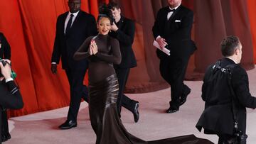 Rihanna delivers a stellar live performance while pregnant yet again