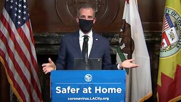 Alcalde de Los &Aacute;ngeles, Eric Garcetti, usando una m&aacute;scara protectora durante su conferencia de prensa diaria sobre coronavirus en Los &Aacute;ngeles.  06 abril, 2020.