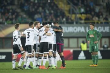 El centrocampista del Valencia Rodrigo celebra con sus compañeros un gol marcado ante el Rapid de Viena 