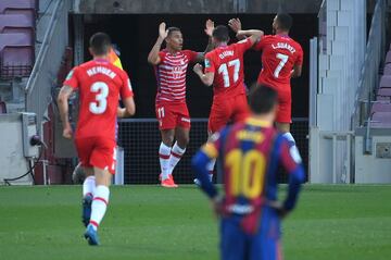 Los jugadores del Granada celebrando el gol del empate de Darwin Machís