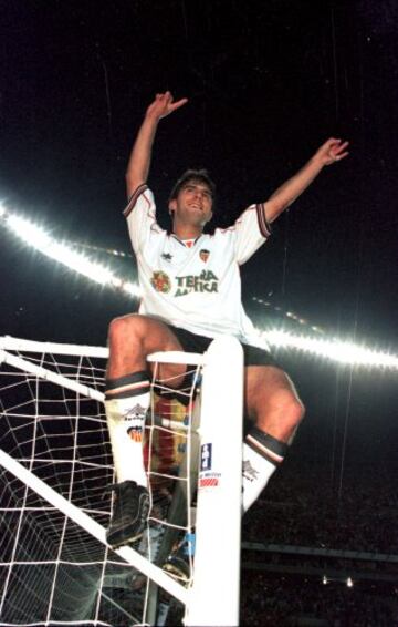 Piojo López celebrando la Copa del Rey que consiguió su equipo ante el Atlético de Madrid.