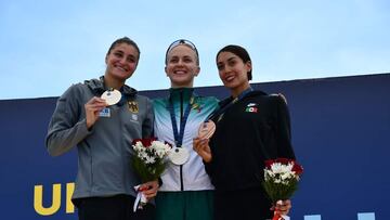 Mariana Arceo (der,) presume la medalla de bronce que ganó en Turquía