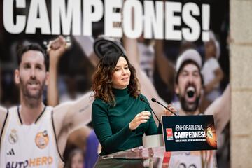 La presidenta de la Comunidad de Madrid, Isabel Díaz Ayuso, interviene tras recibir al equipo.