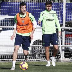 Paco López recupera a Postigo de cara al duelo ante el Barça