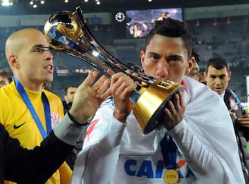 Brazil's Corinthians midfielder Ralf kisses the trophy in 2012.