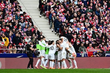 Celebración de los jugadores del Valencia CF tras el golazo de Lucas Beltrán. Tremendo el cambio de pie de Lucas Beltrán para superar a Thiago Almada, finalizando con un latigazo durísimo al palo corto desde la corona del área, imparable para Oblak.
