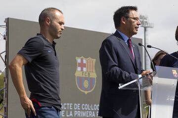 Andrés Iniesta y Josep Maria Bartomeu.