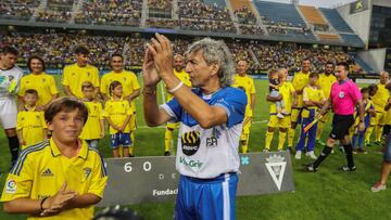 La leyenda salvadore&ntilde;a no contuvo las l&aacute;grimas en la despedida de la que fuera su casa; adem&aacute;s inaugur&oacute; un nuevo acceso al estadio que lleva su nombre.