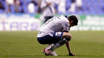 MEX 9344. PUEBLA (MÉXICO), 23/02/2024.- Luis García de Puebla, lamenta la derrota contra el Querétaro, durante el partido de la jornada 8 del torneo Clausura 2024 de la Liga MX del fútbol mexicano hoy viernes en el estadio Cuauhtémoc, en Puebla (México). EFE/Hilda Ríos
