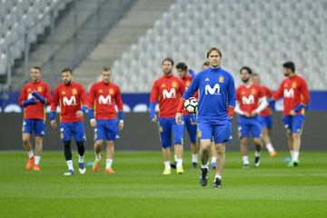 Spain Head Coach Julen Lopetegui walks in front of the Spanish team during practice session before the match between France and Spain at the Stade de France on March 27, 2017 in Paris, France.