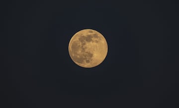 Entre este 7 y 8 de abril tiene lugar la Superluna rosa de abril. Es un fenómeno que hace que este satélite se vea un 14% más grande y un 29,2% más brillante. Esto ocurre  porque coincide con el momento de máximo acercamiento del satélite a la Tierra.
