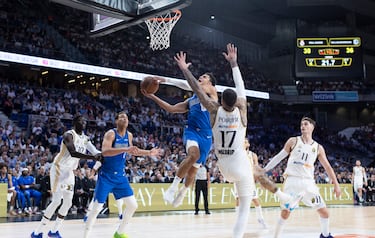 Vincent Poirier intenta evitar el avance a canasta de Dwight Powell.