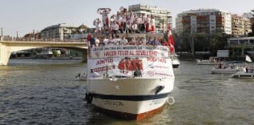 Los jugadores del Sevilla de paseo en barco por el río Guadalquivir.